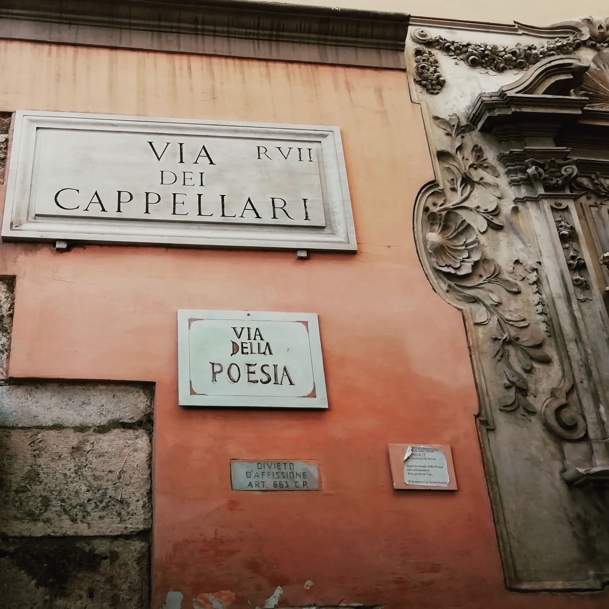 UN LIBRO CHE NASCE GIÀ LETTO   [VIA DEI CAPPELLARI, VIA DELLA POESIA / 6]