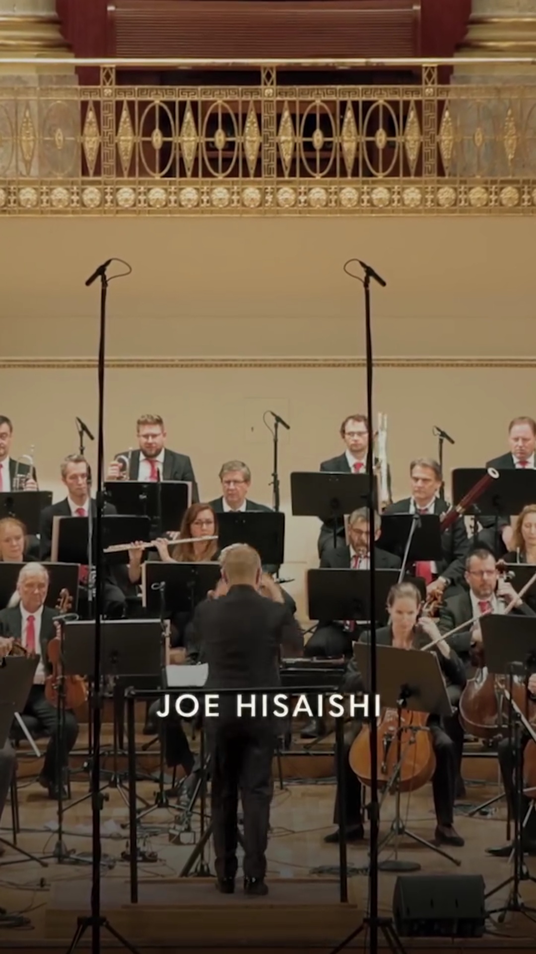 MELBOURNE OBSERVER. THE MUSIC OF JOE HISAISHI, “UNA LETTERA D’ AMORE AL GRANDE MAESTRO GIAPPONESE”   [1 giornale straniero;  1 video artistico]