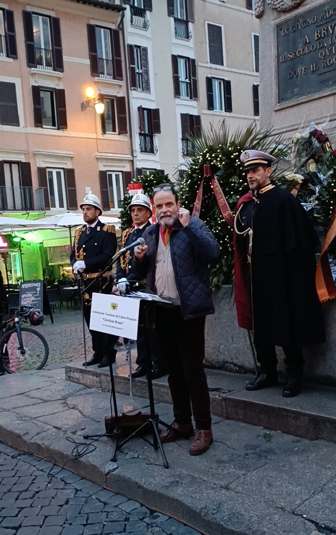 ROMA,  CAMPO DE’ FIORI,  CERIMONIA IN RICORDO DI GIORDANO BRUNO  (VIDEO  5)   [COVER  19  –  18/02/25  /  1  (LUCA TEDESCO)]