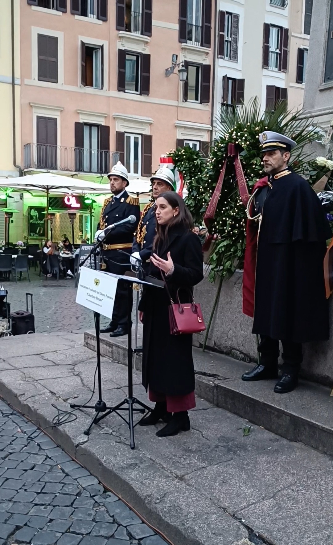 ROMA,  CAMPO DE’ FIORI,  CERIMONIA IN RICORDO DI GIORDANO BRUNO  (VIDEO  2,  DI  WALTER GALASSO)     [COVER  18 – 17 FEBBRAIO 2025  /  2  (GIULIA GAZERRO)]